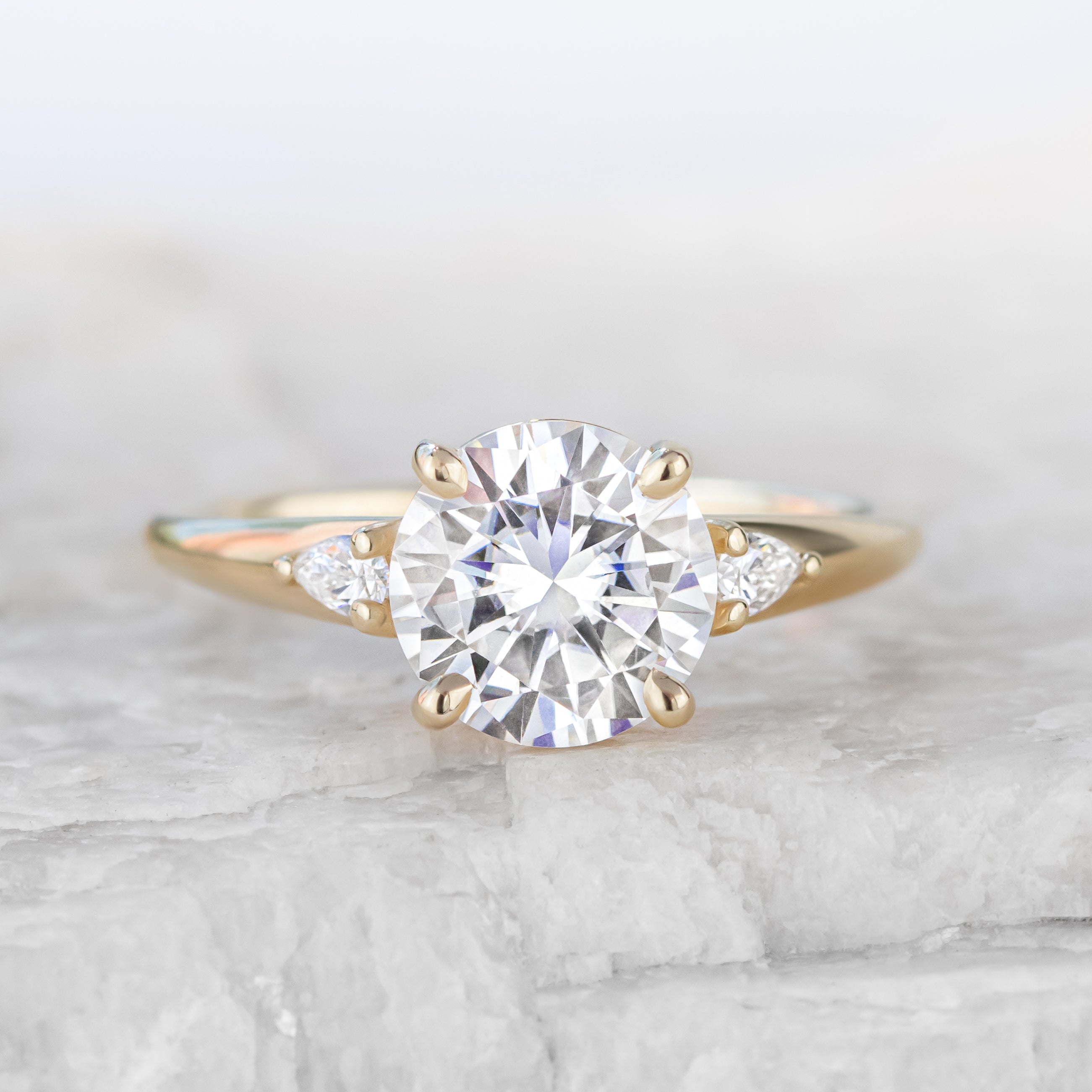 【DEPT】【mother】LULU RING Lulu Three Stone Engagement Ring | Laura Preshong – Laura-Preshong