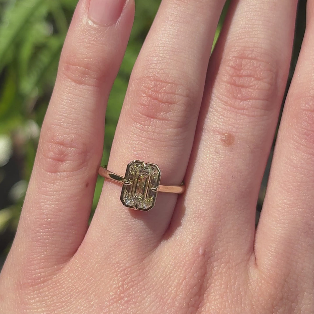 Paloma ~ Collet Ring