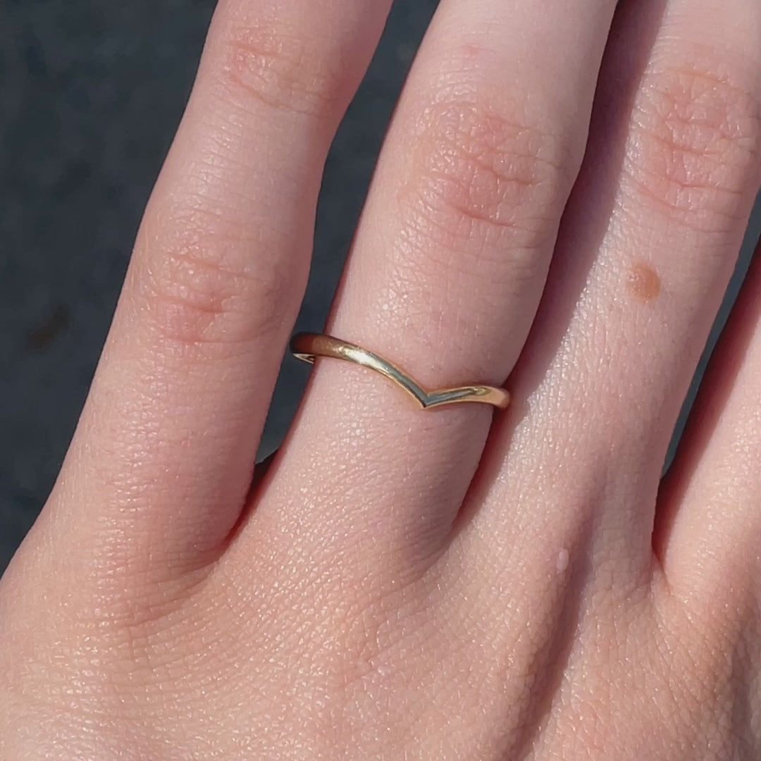 Vida ~ Curve Wedding Ring