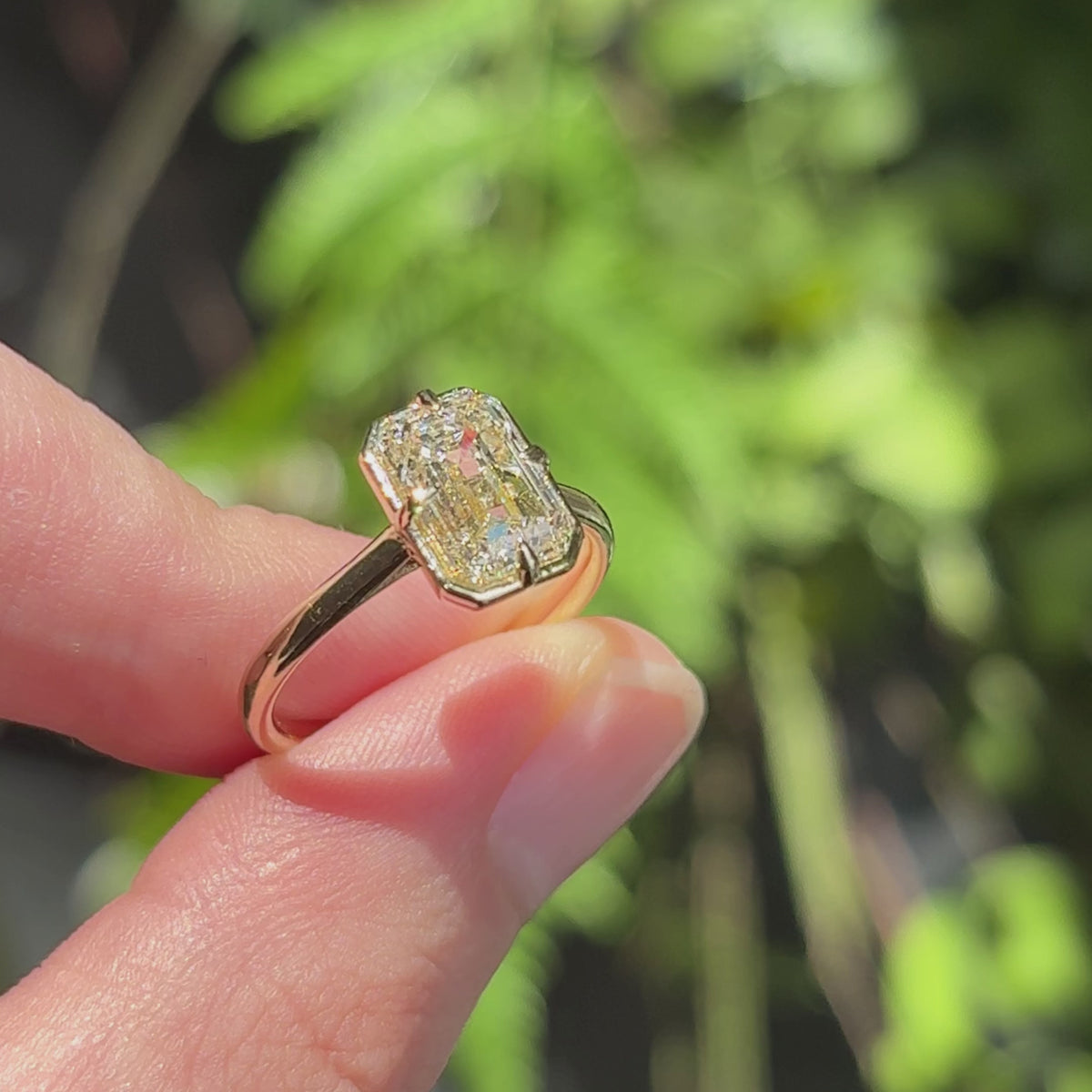 Paloma ~ Collet Ring